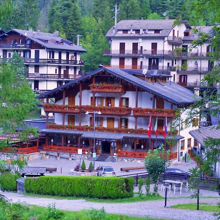 Hotel Le Pinete Piazzatorre Eksteriør billede