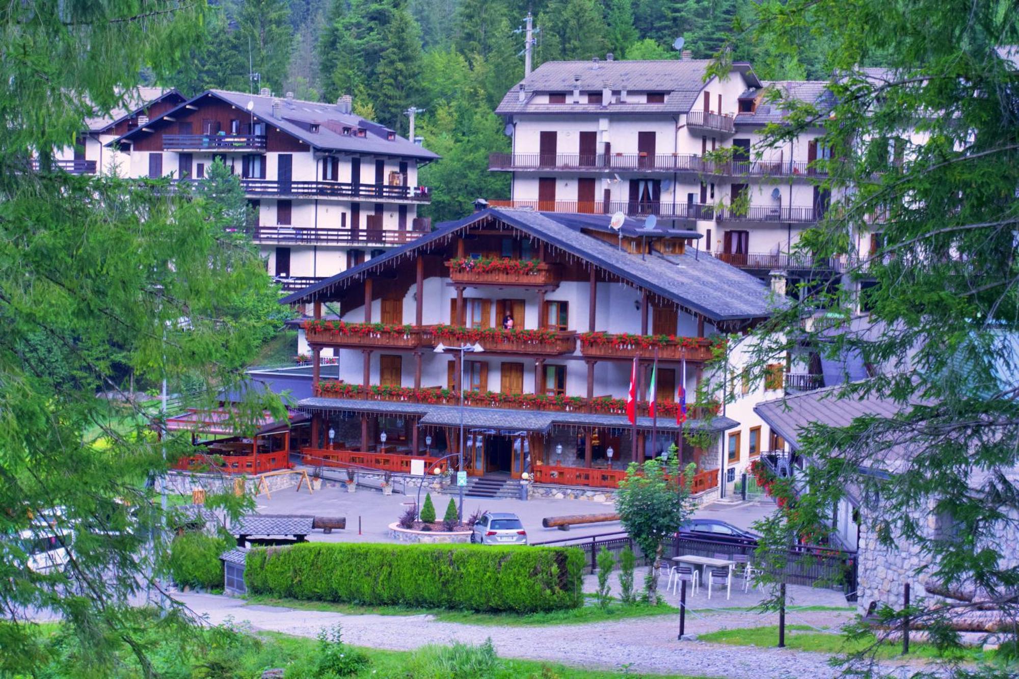Hotel Le Pinete Piazzatorre Eksteriør billede