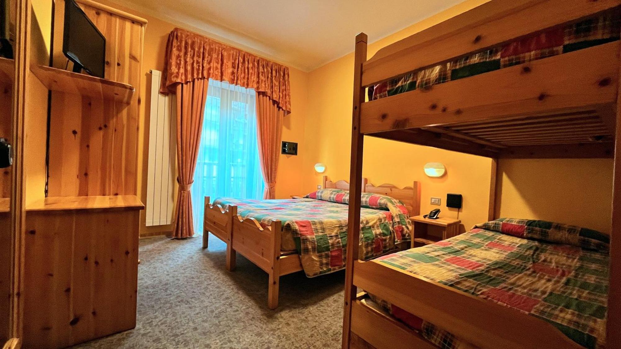 Hotel Le Pinete Piazzatorre Eksteriør billede