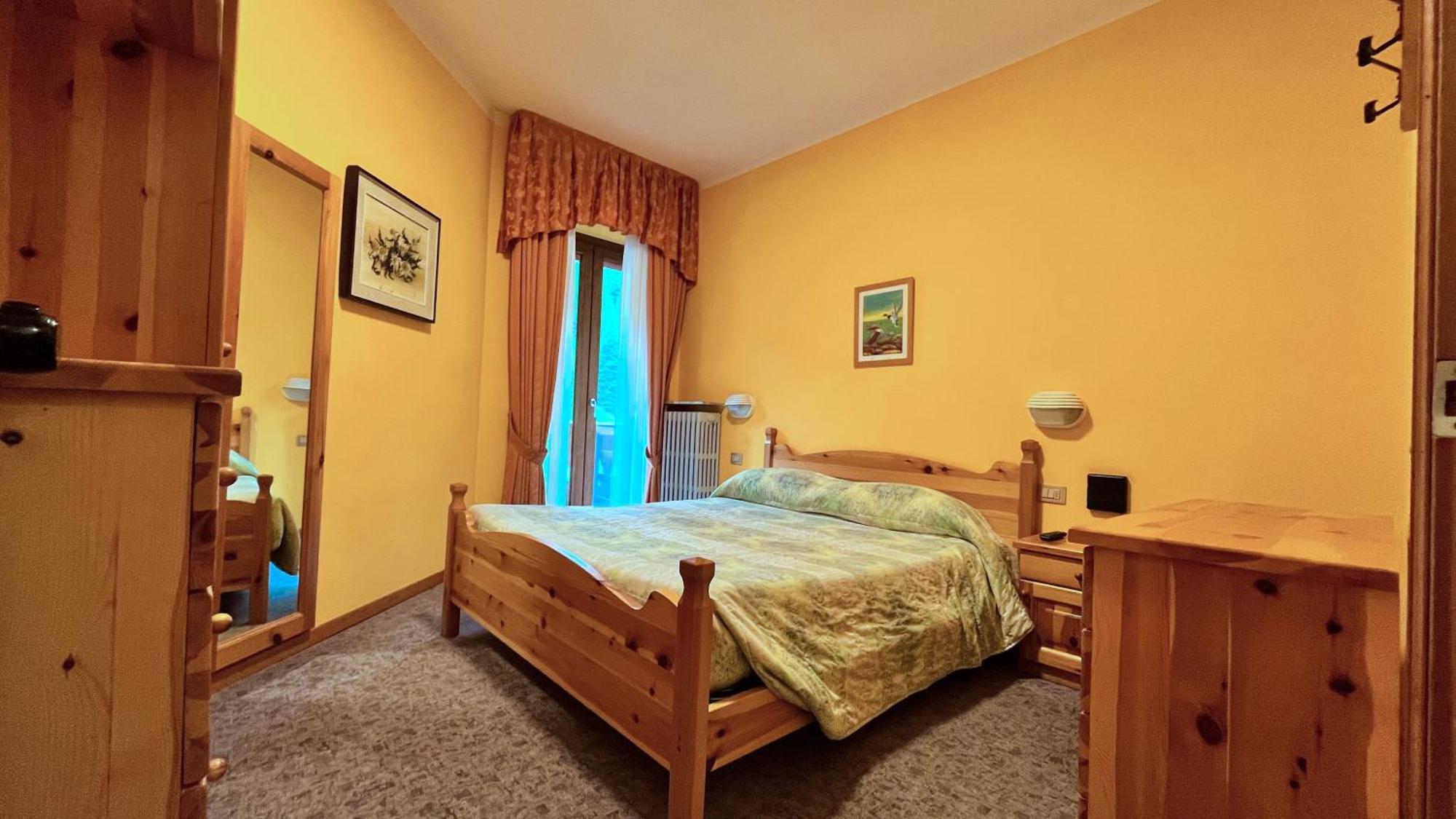Hotel Le Pinete Piazzatorre Eksteriør billede
