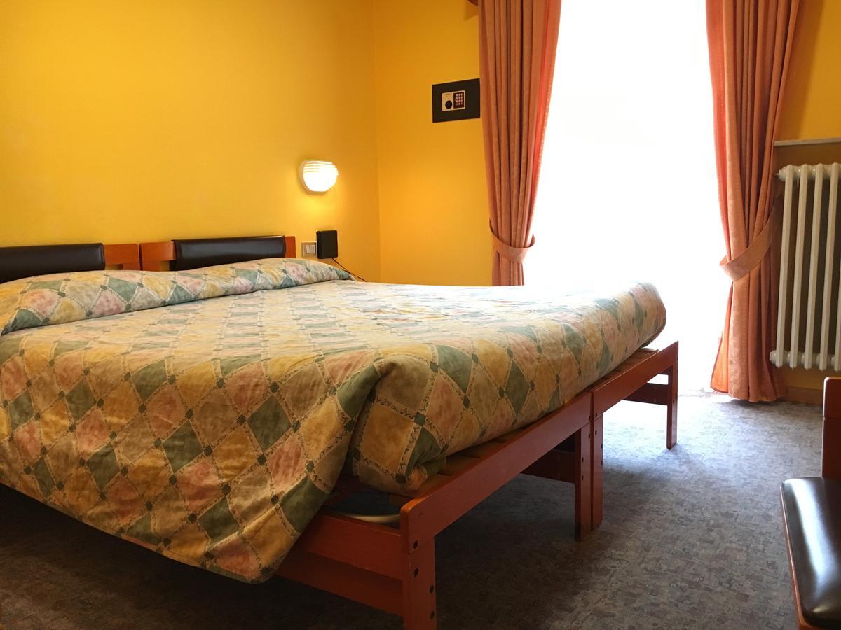Hotel Le Pinete Piazzatorre Eksteriør billede