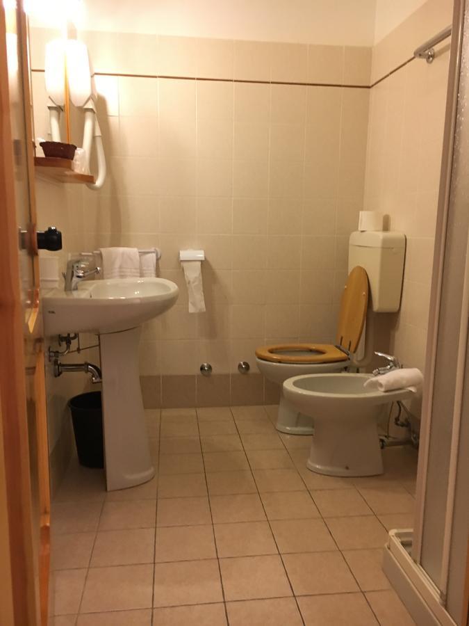 Hotel Le Pinete Piazzatorre Eksteriør billede