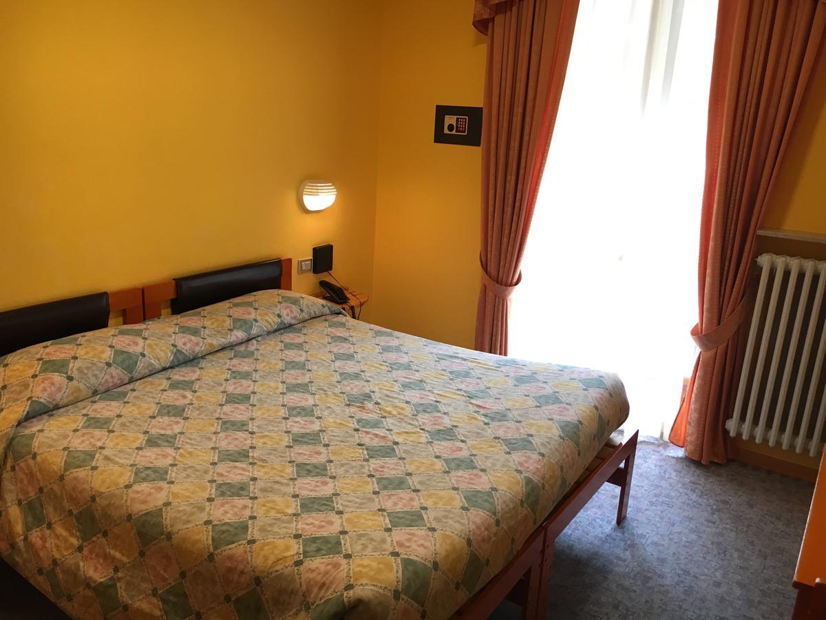 Hotel Le Pinete Piazzatorre Eksteriør billede